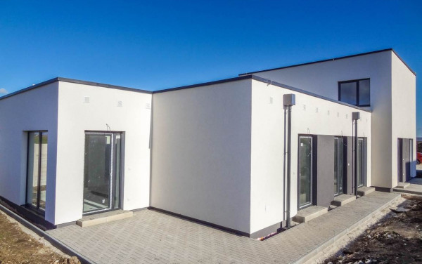 4 IZBOVÝ BUNGALOV V ŠTANDARDE, S OPLOTENÍM, TERASOU, 2x PARKOVACÍM STÁTIM