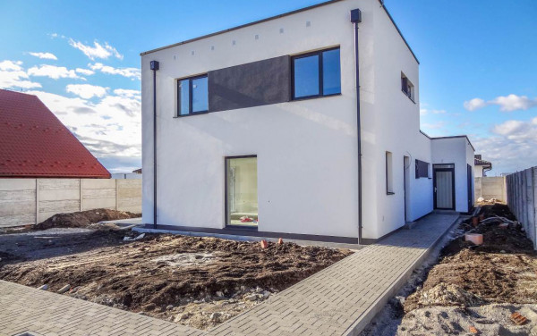 4 IZBOVÝ RODINNÝ DOM V ŠTANDARDE, S OPLOTENÍM, TERASOU, 2x PARKOVACÍM STÁTIM