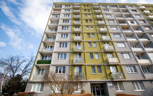2,5 IZBOVÝ BYT V TICHEJ A VYHĽADÁVANEJ ČASTI BRATISLAVA - RUŽINOV, NARCISOVÁ ULICA 